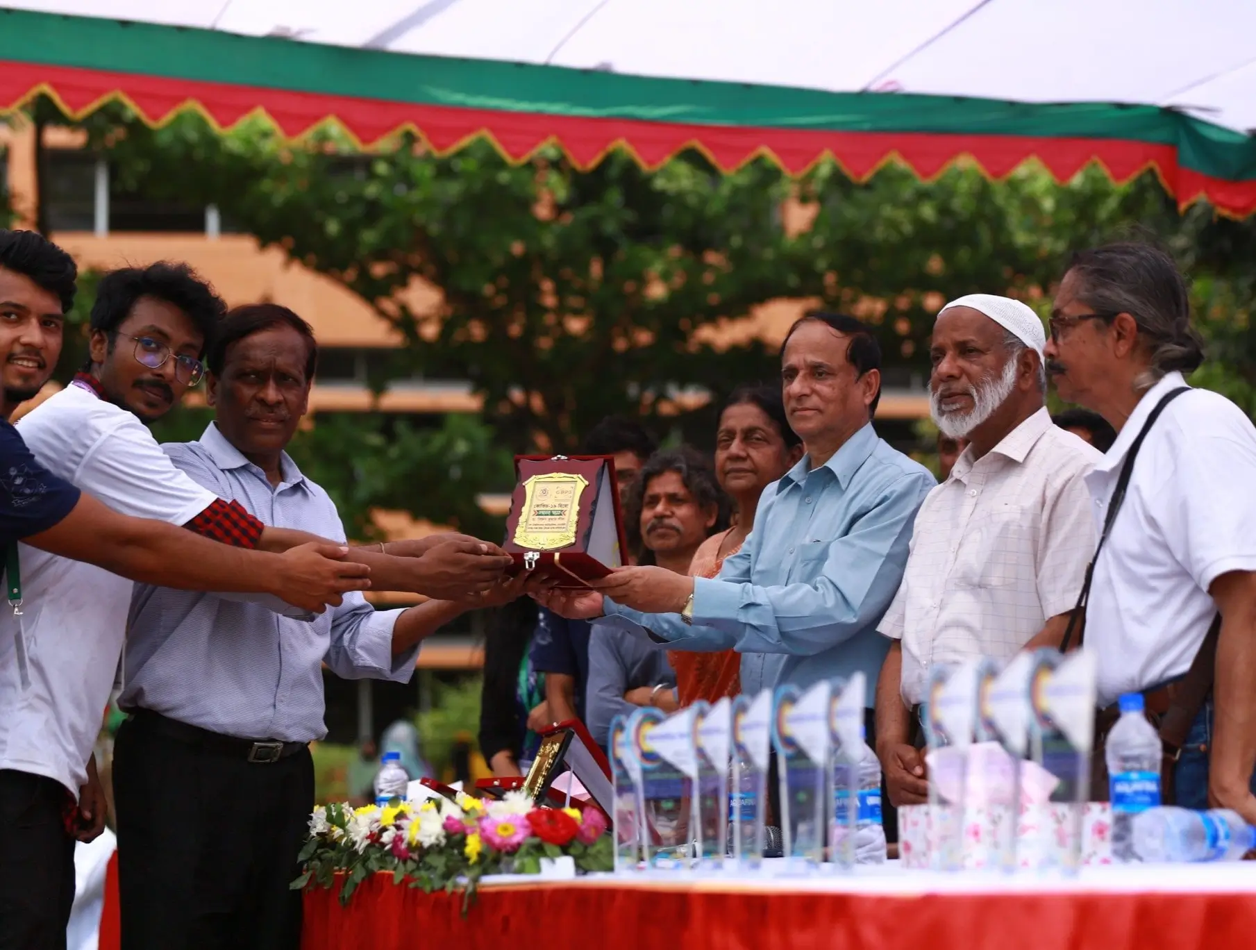 'কোভিড-১৯ হিরো' সম্মাননা পেলেন অনুজীব বিজ্ঞানী অধ্যাপক ড. বিজন কুমার শীল।